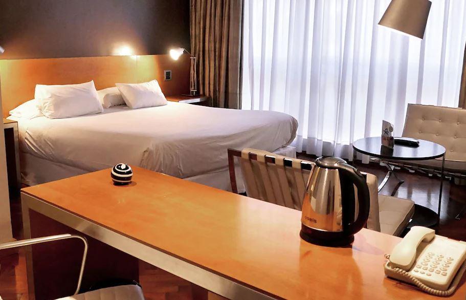 725 Continental Hotel Buenos Aires Eksteriør bilde A typical room at a Novotel