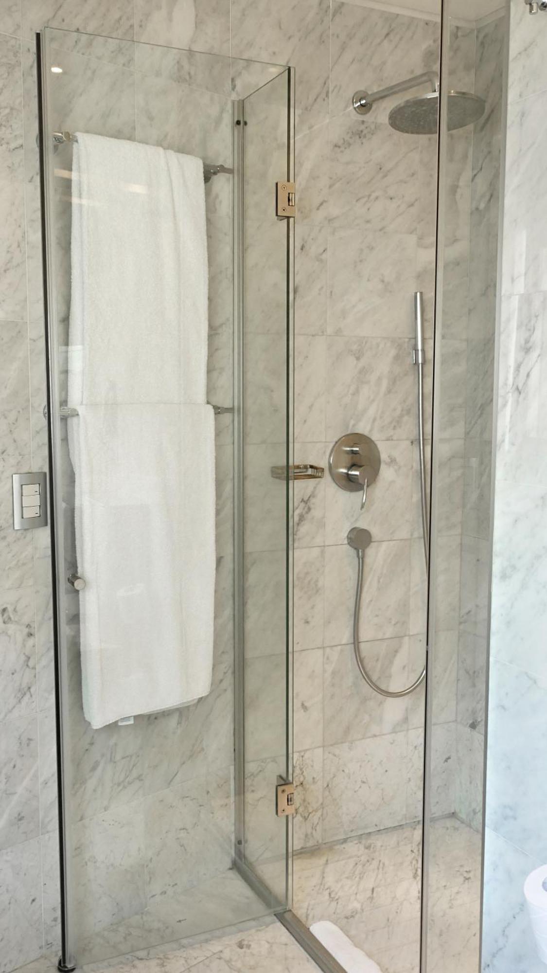 725 Continental Hotel Buenos Aires Rom bilde A shower curtain